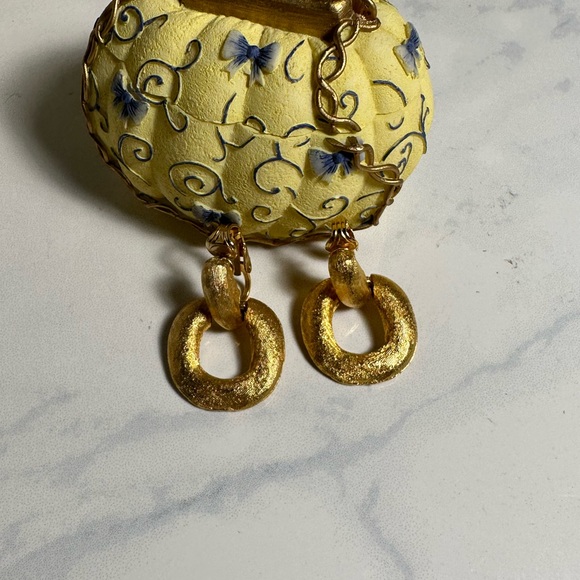 Vintage Gold Tone Door Knocker’s Earrings Clip On - Picture 2 of 7